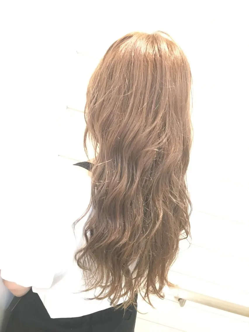 ロング カラー アッシュ ベージュカラー 鍵山 千秋のヘアスタイル