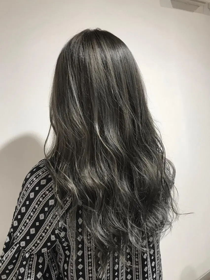 セミロング カラー パーマ ヘアアレンジ キッズ ネイル マツエク・マツパ シルバー シルバー ヘアカラー トリートメント 韓国♡ハイライト ♡YURIのヘアスタイル