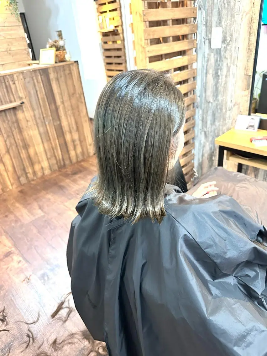 ミディアム カラー グレージュ オリーブグレージュ オリーブグレー カット ヘアカラー Luzir⭐︎ GEN⭐︎のヘアスタイル