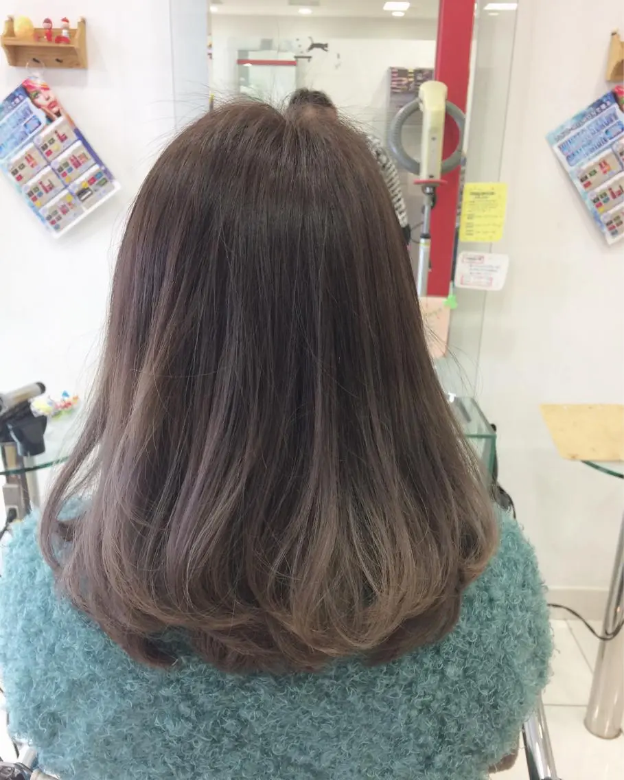 ミディアム カラー グラデーションカラー グレージュ 得能 雅人のヘアスタイル