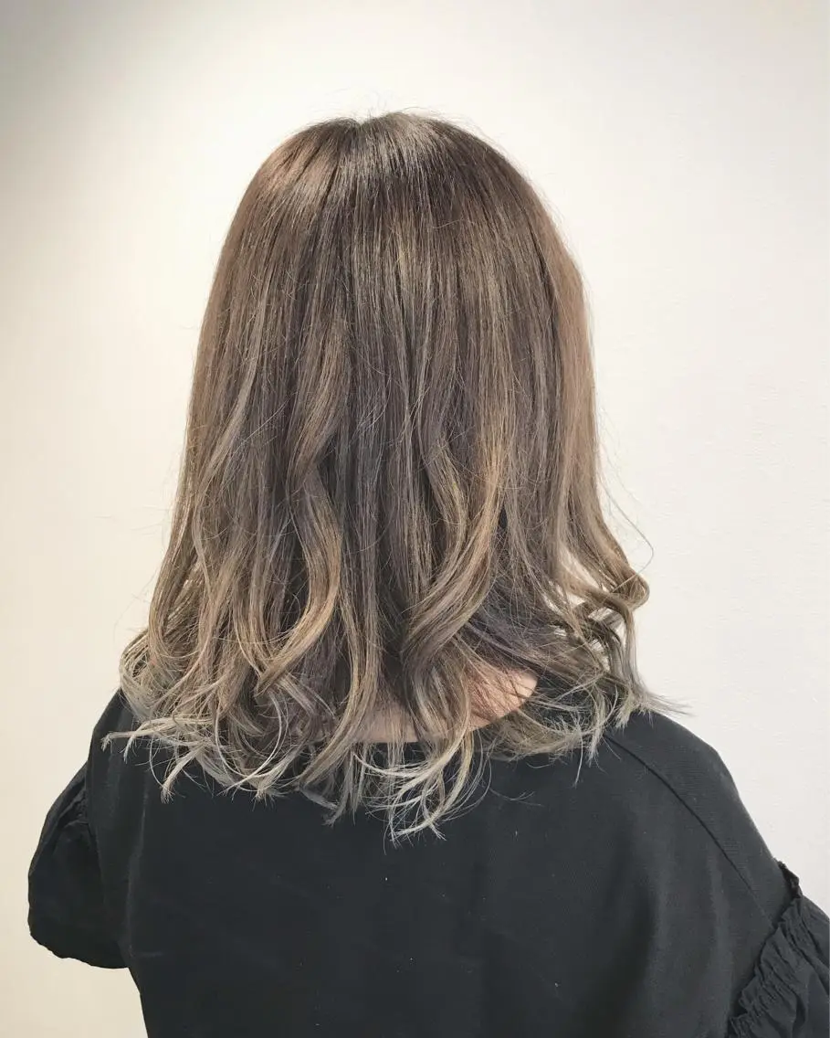 ミディアム カラー グラデーションカラー ハイライトカラー ハイライト ヘアカラー トリートメント エイト ウメダのヘアスタイル