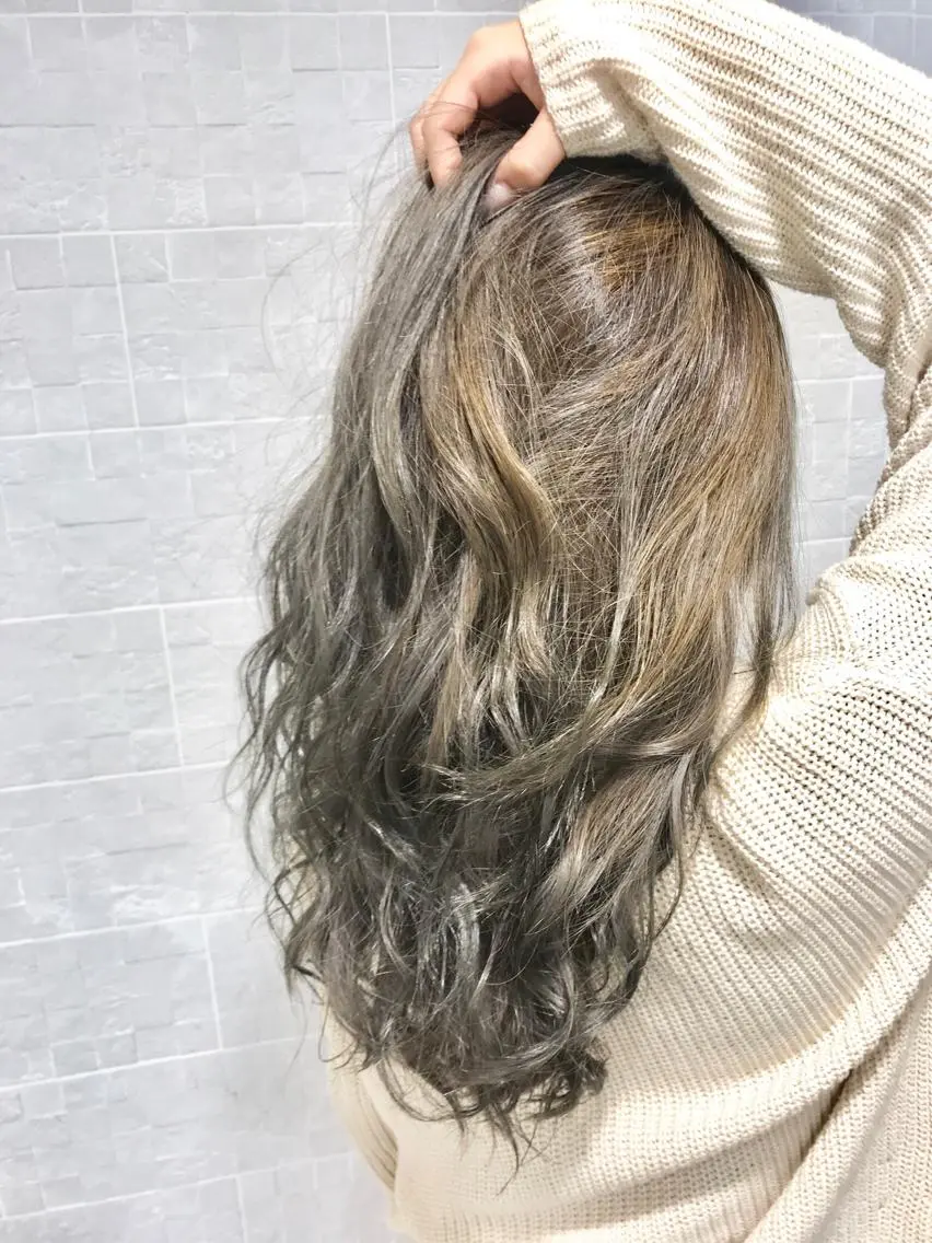 ロング カラー アッシュ イルミナカラー ホワイトアッシュ カット ヘアカラー トリートメント ブリーチ特化 梅田本多翔のヘアスタイル