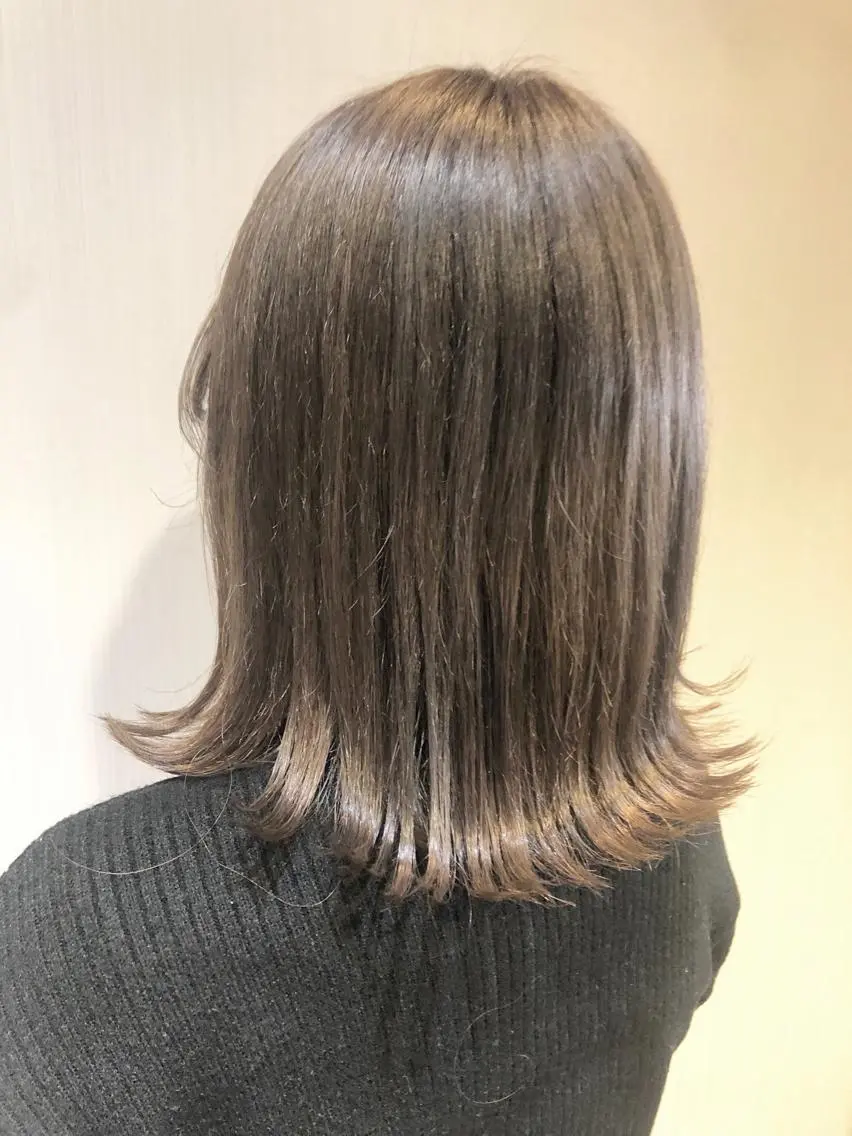 ミディアム カラー グレージュ 新井 友菜のヘアスタイル