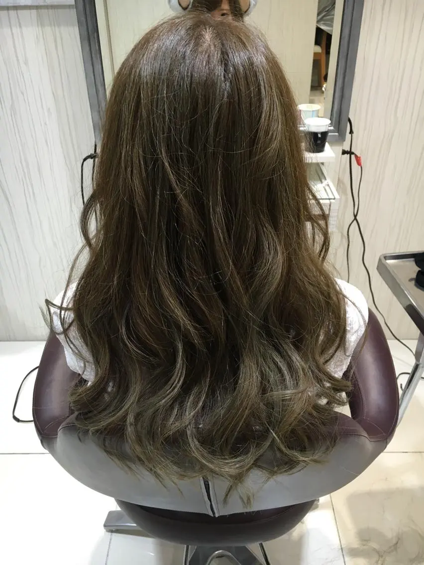 セミロング ロング カラー グレージュ ハイライトカラー オリーブグレージュ オリーブグレー ハイライト ✨艶髪✨透明感✨ 山内大樹のヘアスタイル