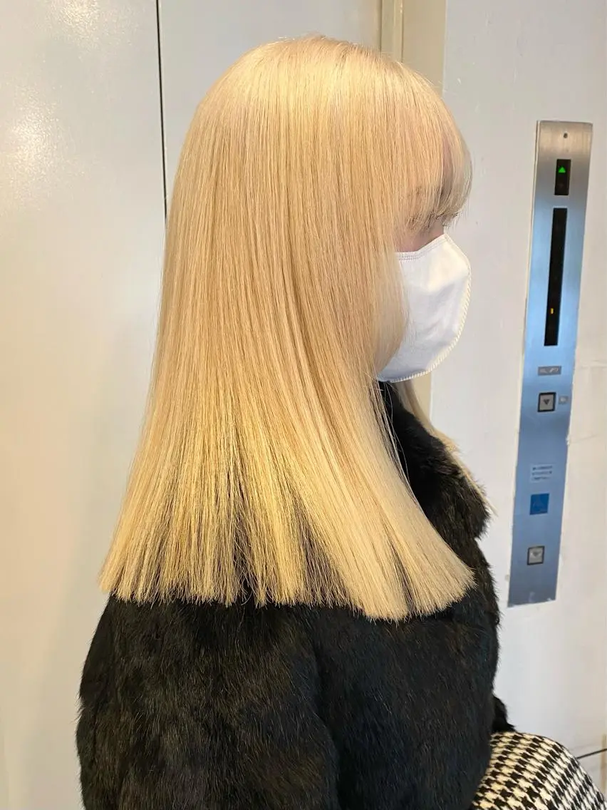 セミロング カラー ヘアアレンジ ブリーチ ブロンド ケアブリーチ ダブルカラー ハイトーンカラー レイヤーカット×髪質 改善🇰🇷シオリのヘアスタイル