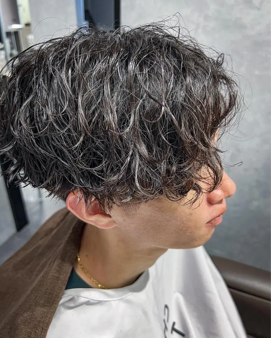 ミディアム パーマ メンズ センターパート 波巻きパーマ カット パーマ 垢抜け・メンズパーマ 津山祐紀のヘアスタイル