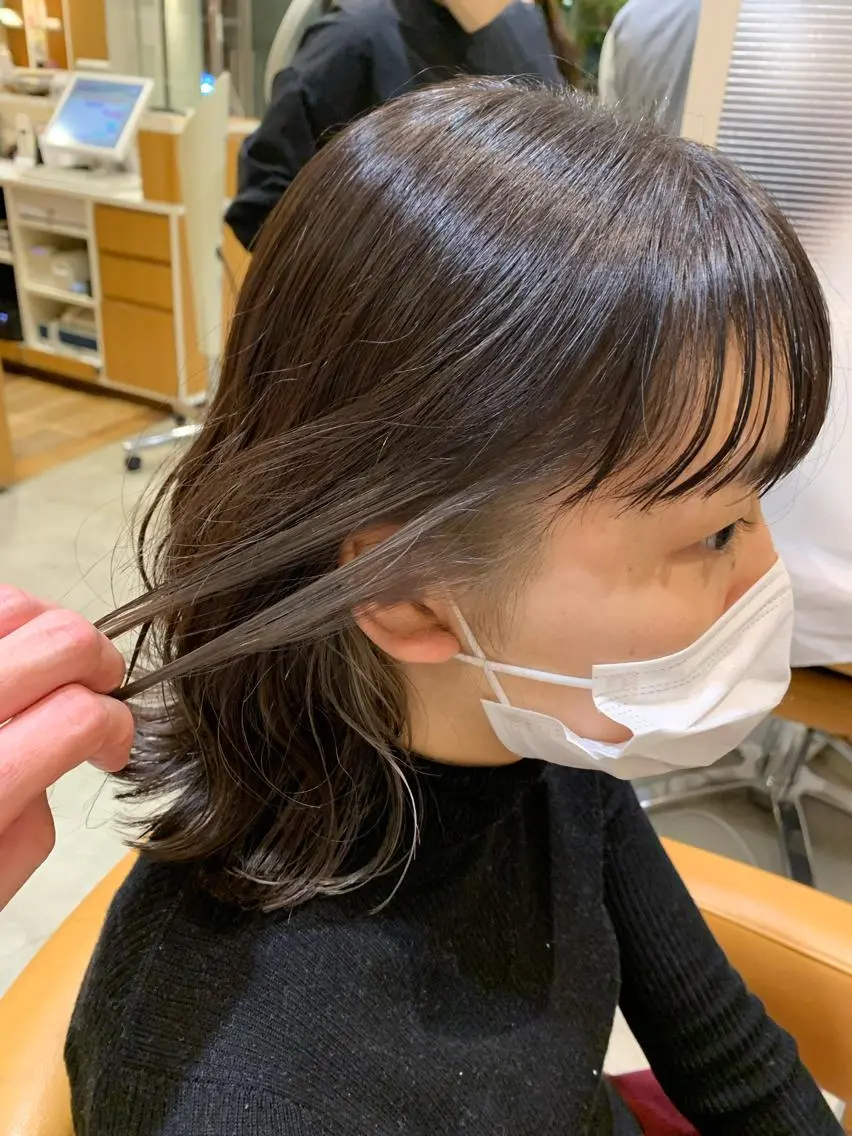 セミロング カラー インナーカラー シルバー 中尾 文哉のヘアスタイル