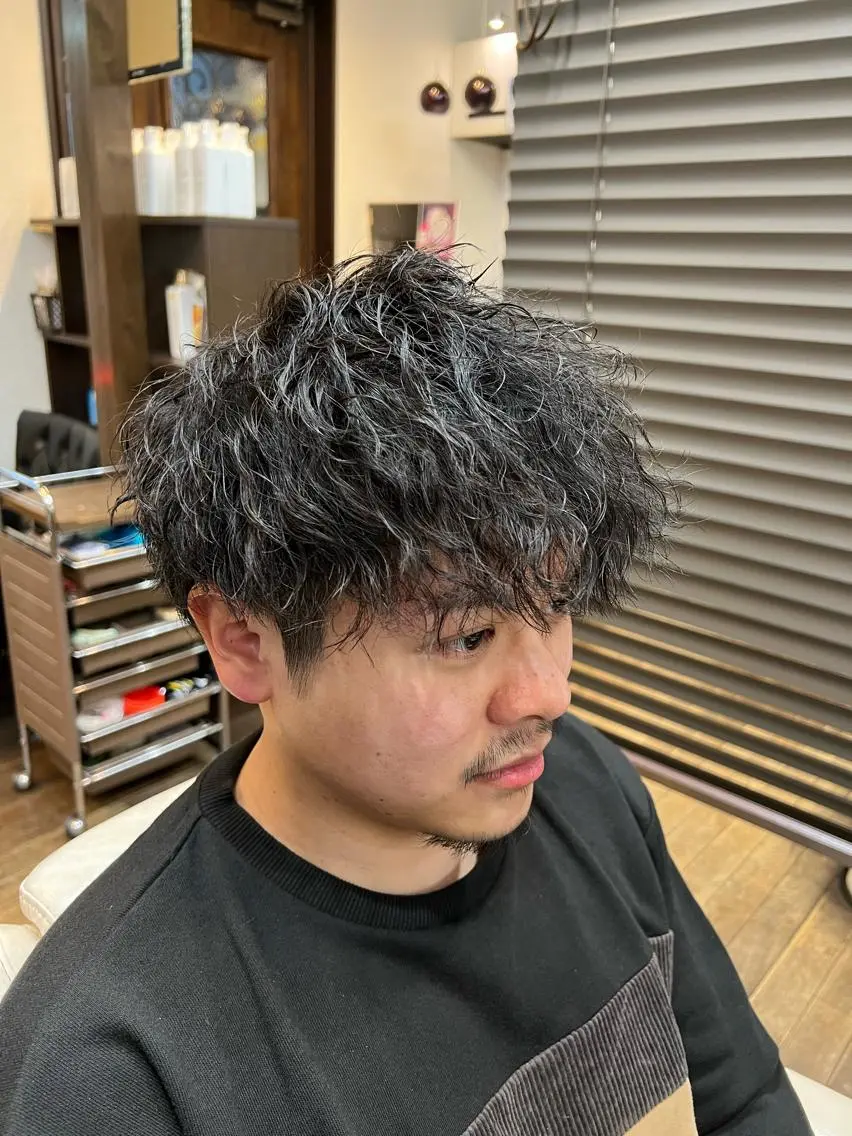 ショート パーマ メンズ 二本木 秀成のヘアスタイル