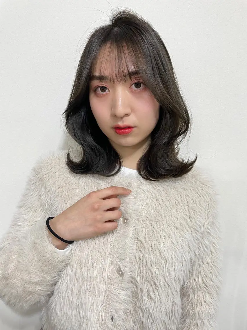 ミディアム カラー 黒髪 ブリーチ ブルーカラー ブルーブラック ケアブリーチ カット ヘアカラー トリートメント オリーブカラー 特化　　kaiのヘアスタイル