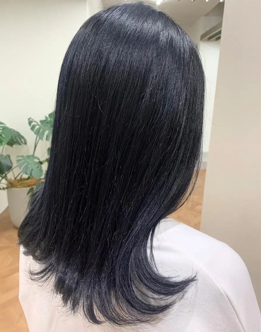 ミディアム カラー ブリーチ ネイビーカラー カット ヘアカラー 佐々木 有彩のヘアスタイル