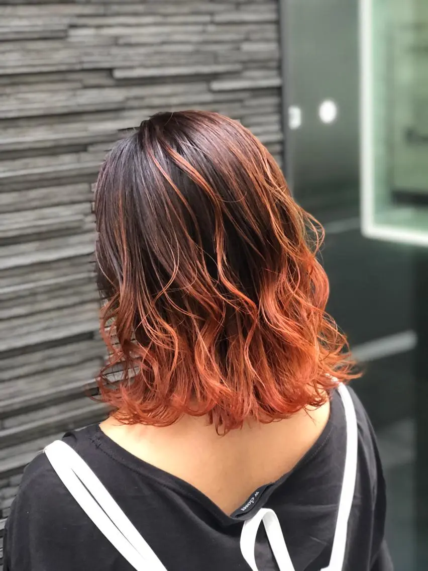 ミディアム カラー バレイヤージュ オレンジ レイヤーカット ブリーチ縮毛矯正/ デサキ ショウヘイのヘアスタイル