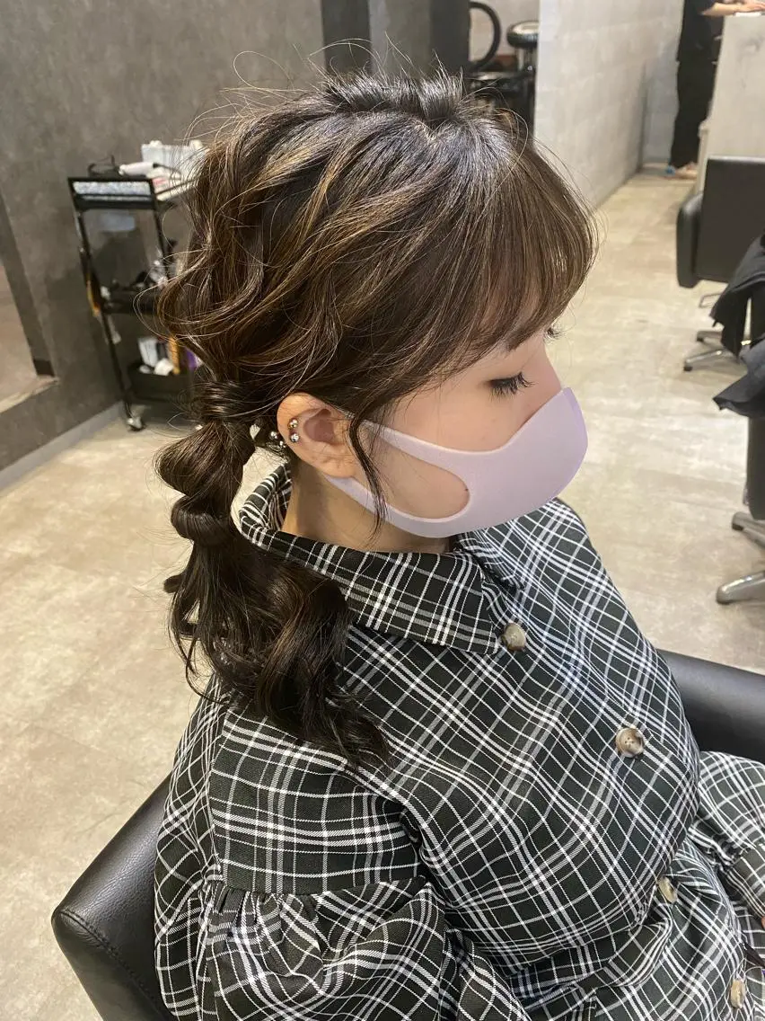 ロング カラー ヘアアレンジ ベージュカラー ブリーチ ダブルカラー ミルクティーベージュ ヨシンモリ hiiko顔まわり カットのヘアスタイル
