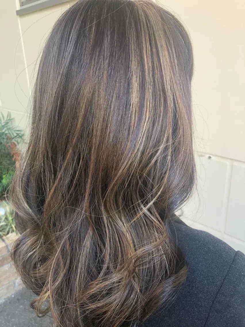 セミロング カラー ハイライトカラー 外国人風カラー ハイライト こやま りほのヘアスタイル
