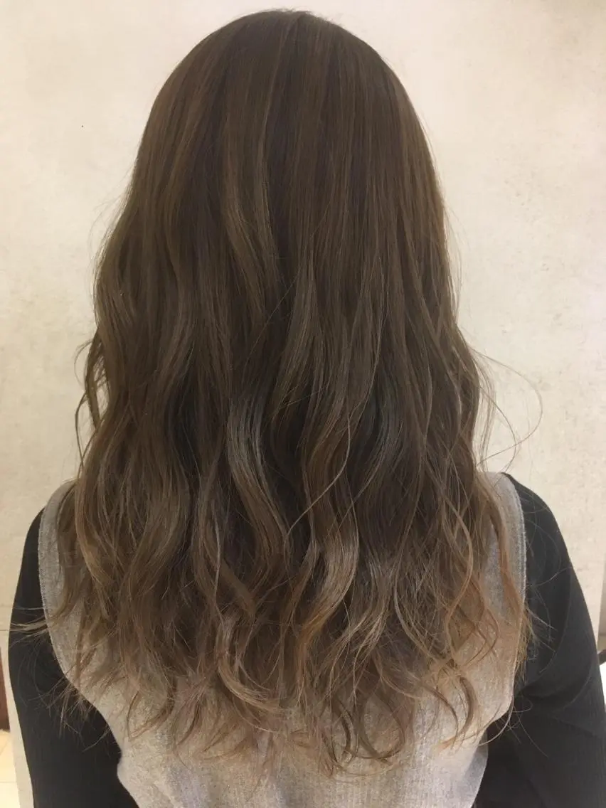 ロング カラー アッシュ アッシュグレー ハイライトカラー ハイライト カット ヘアカラー 吉村 絢乃のヘアスタイル