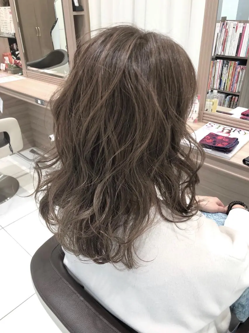 ミディアム カラー ベージュカラー ミルクティーベージュ カット ヘアカラー トリートメント 小島 仁美のヘアスタイル