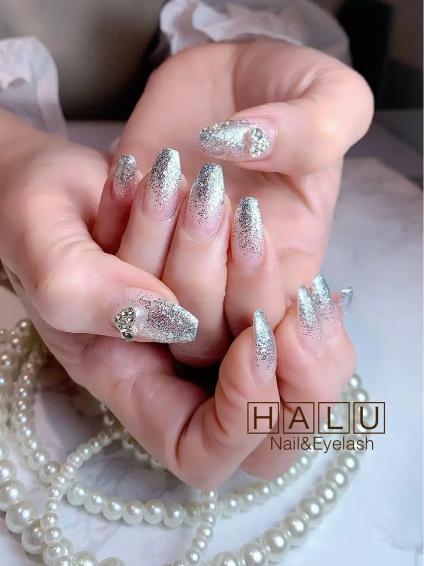 ネイル ラメ(グリッター) シルバー HALU ハルのネイルデザイン
