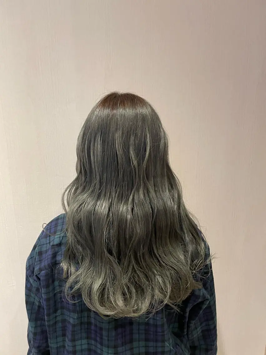 ロング カラー アッシュ ブリーチ ブルーカラー イヤリングカラー ナチュラル🧡可愛い MINAMIのヘアスタイル