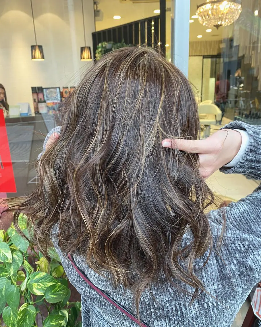 ミディアム ハイライト デザインカラー✨新倉 佑奈のヘアスタイル
