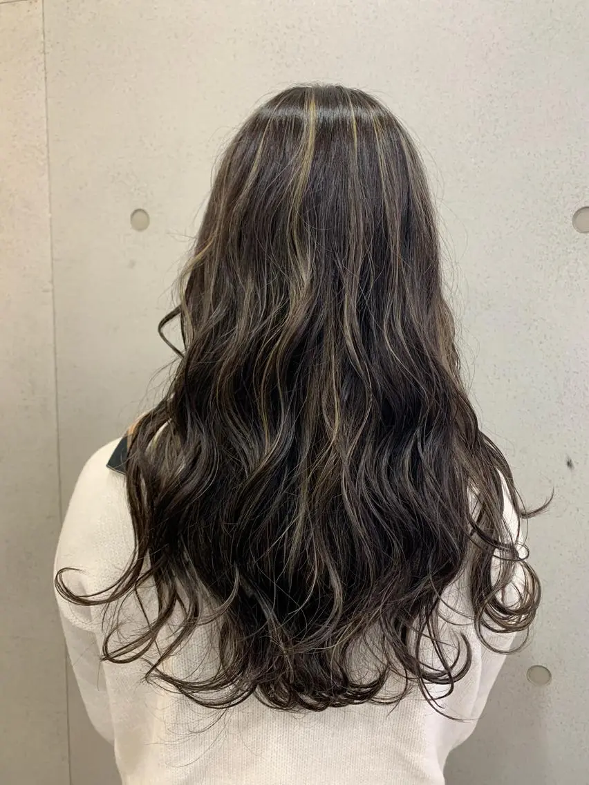ロング ハイライト おせ ちさとのヘアスタイル