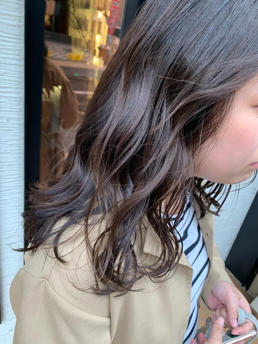 ミディアム カラー グレージュ カーキグレージュ yoshi （髙橋）のヘアスタイル