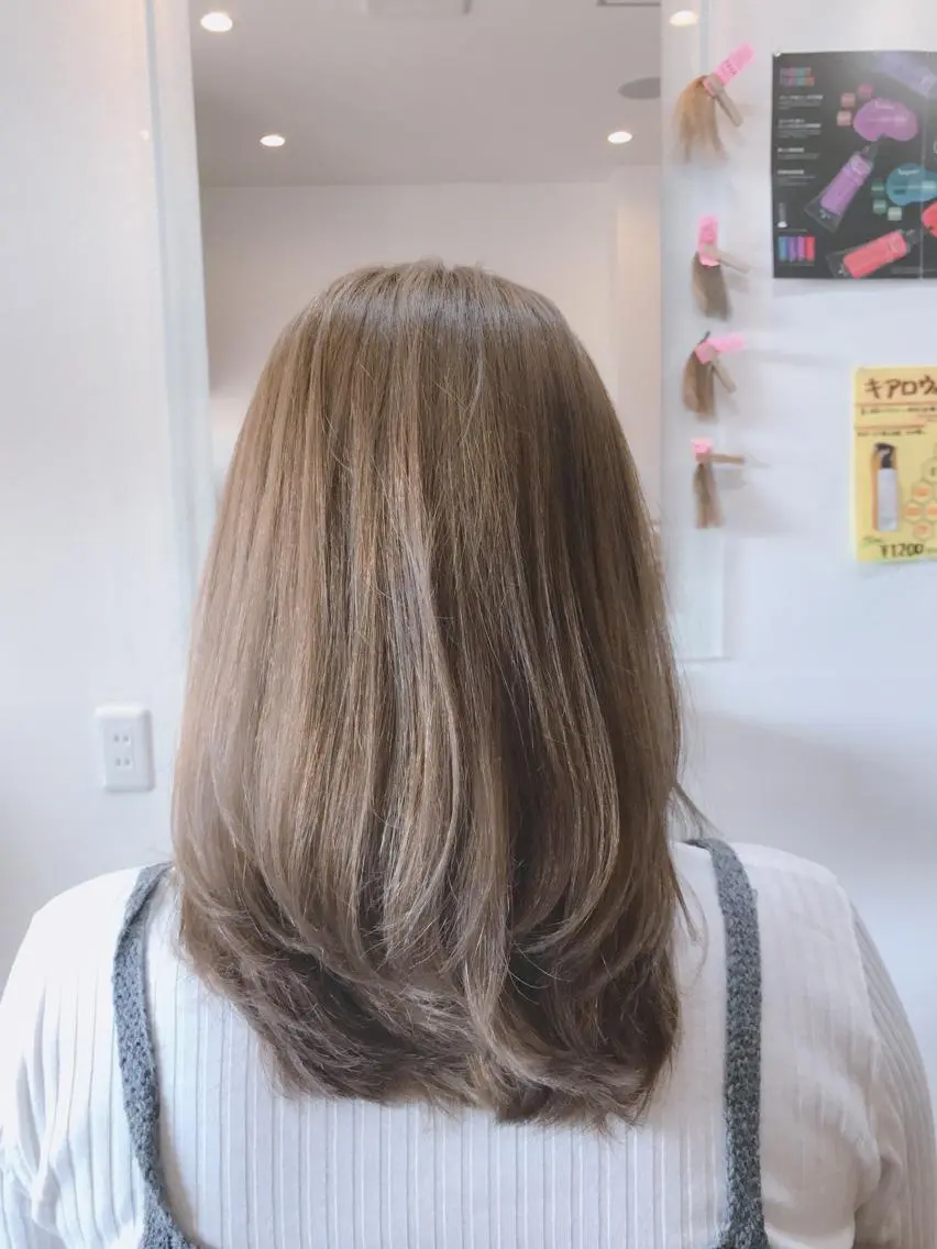 ミディアム カラー グレージュ 石川 奈緒子のヘアスタイル
