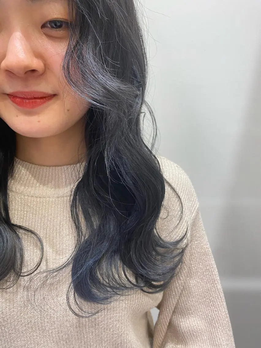 ロング カラー 黒髪 ブルーカラー ブルーブラック オタク特化美容師💟 チバコナツのヘアスタイル