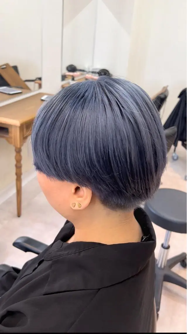 ショート カラー ブルーカラー ハイライトカラー ネイビーカラー ハイライト ウルフカット ヘアカラー メンズStylist 山根慧のヘアスタイル