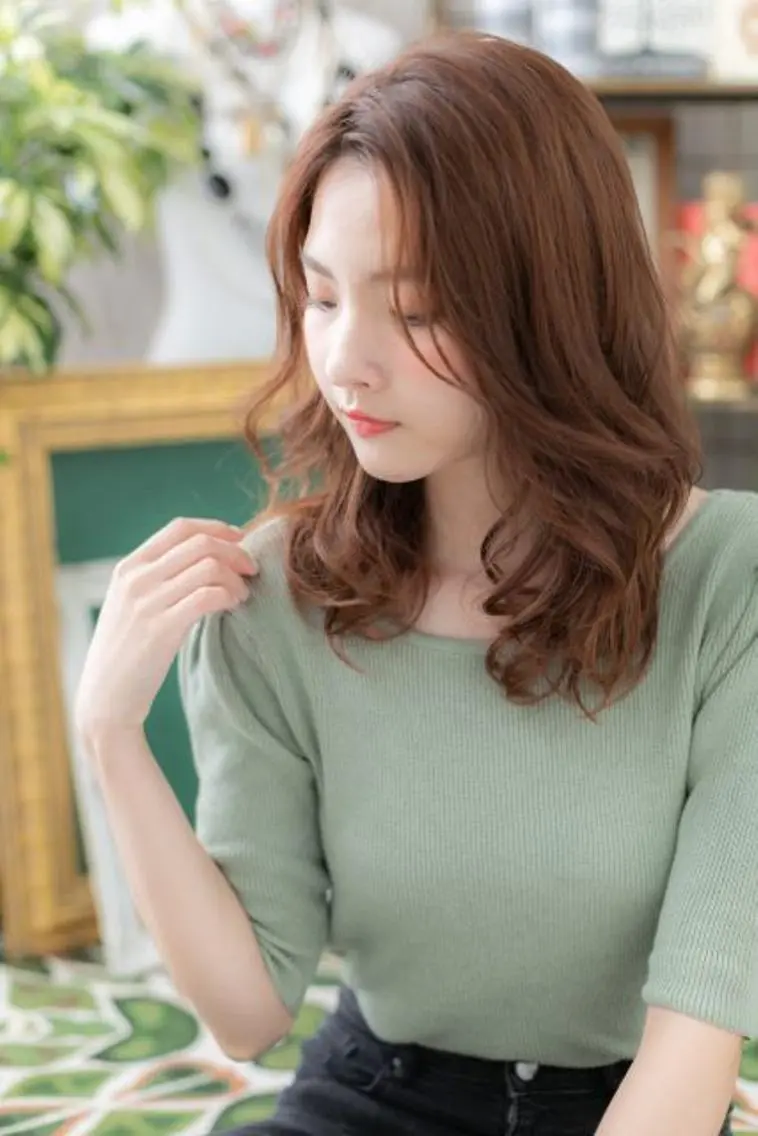 セミロング カラー パーマ くせ毛 かきあげバング 🍀鶴貝 幸哉🍀のヘアスタイル