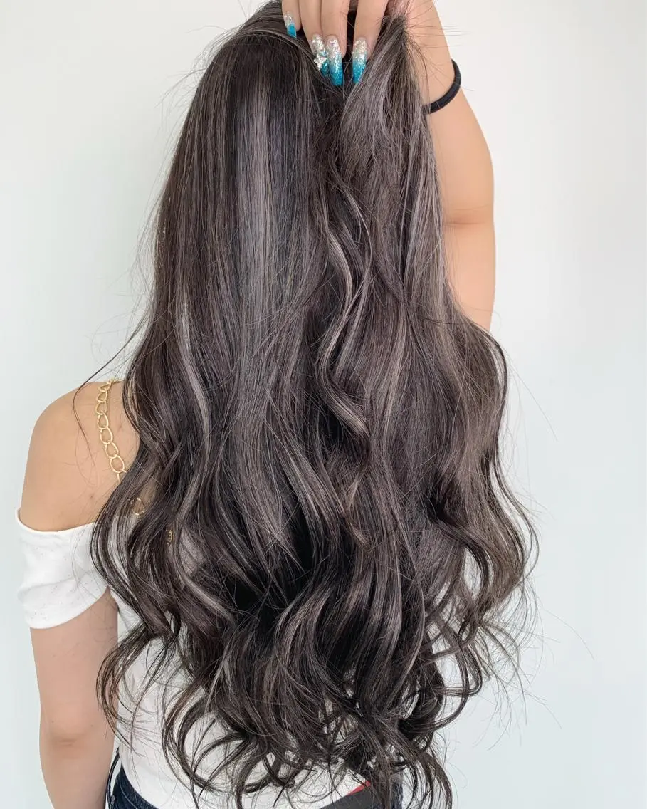 ロング ハイライト 山田 絵里菜のヘアスタイル