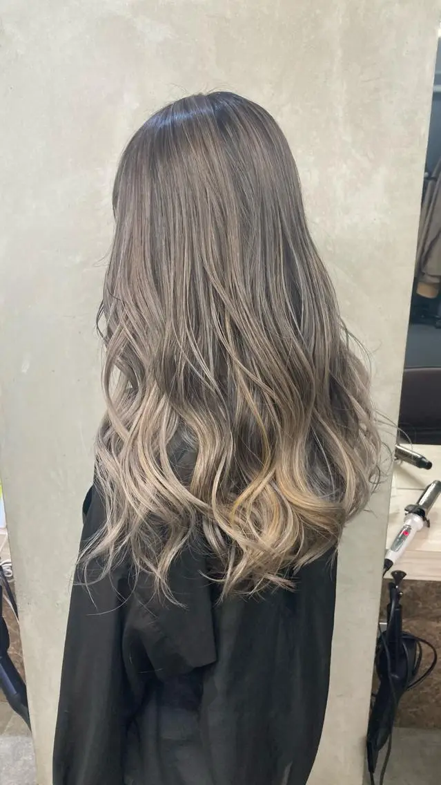 ロング カラー ベージュカラー ブリーチ シルバー シルバーベージュ カット ヘアカラー ブリーチ&似合せボブ 田中寛十のヘアスタイル
