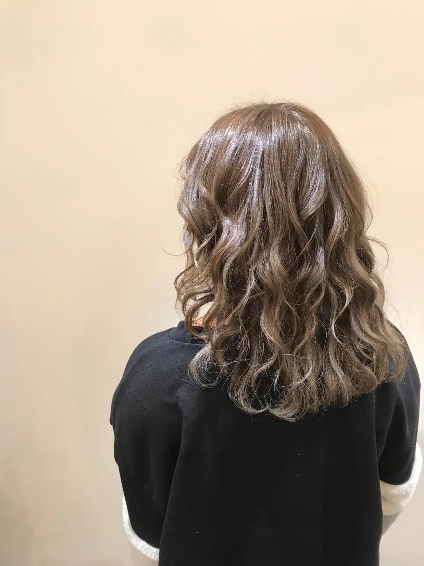 ミディアム カラー ブリーチ グレージュ ハイライトカラー ハイライト Shiho お洒落な エクステ♡ハイトーンのヘアスタイル