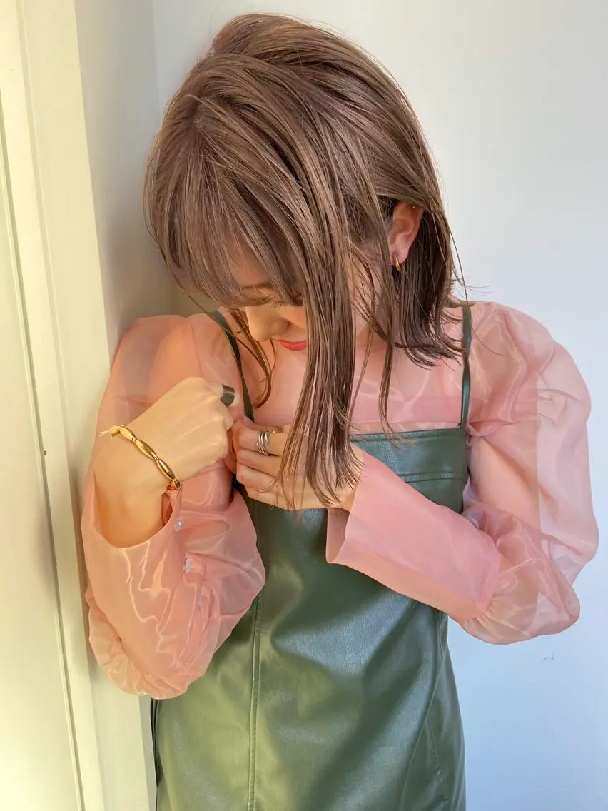 ミディアム カラー 切りっぱなしボブ ブリーチ ケアブリーチ ハイトーンカラー ボブ カット ヘアカラー トリートメント 岡本康平/ボブ/ブリ ーチ/酸性ストレートのヘアスタイル