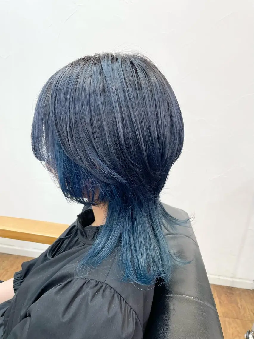ミディアム カラー ブリーチ ブルーカラー ネイビーカラー 青木 優歩のヘアスタイル