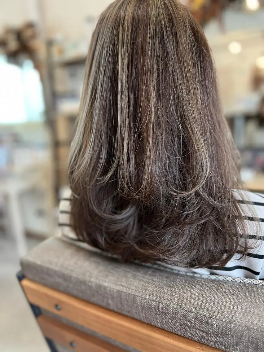 セミロング カラー 透明感カラー グレージュ レイヤーカット hair works raptureのヘアスタイル
