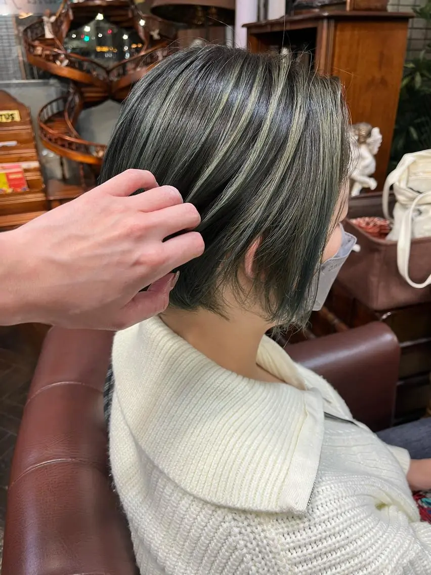 ミディアム カラー バレイヤージュ レイヤーカット カット ヘアカラー トリートメント モモカ/ハイトーン /バレイヤージュのヘアスタイル