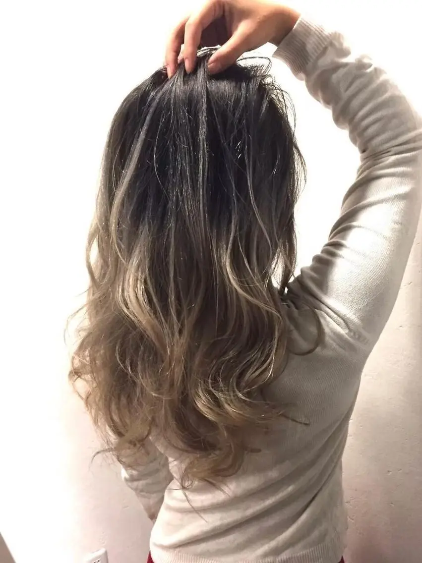セミロング koki ハイトーンカラーのヘアスタイル