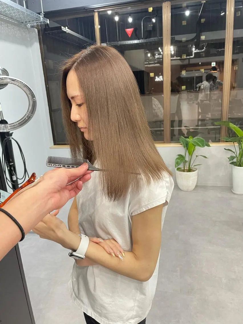 ミディアム カラー ベージュカラー ミルクティーベージュ レイヤーカット 西村あきやのヘアスタイル