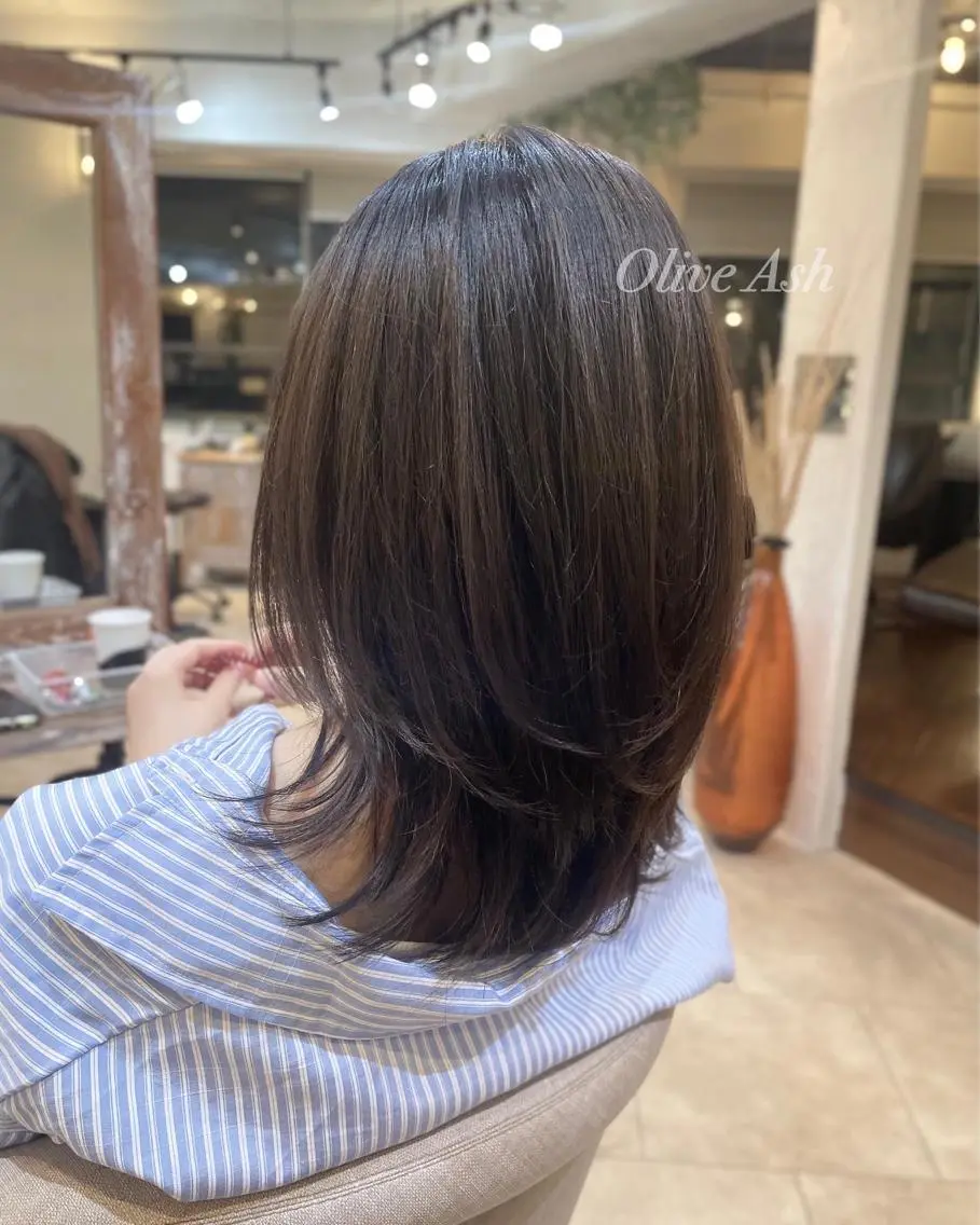 ミディアム カラー オリーブカラー レイヤーカット ローレイヤー カット ヘアカラー トリートメント すずき えりのヘアスタイル