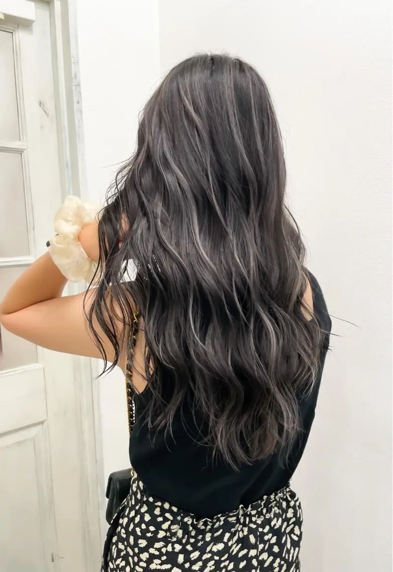 ロング 白いハイライト🤍 タナカリョウスケのヘアスタイル
