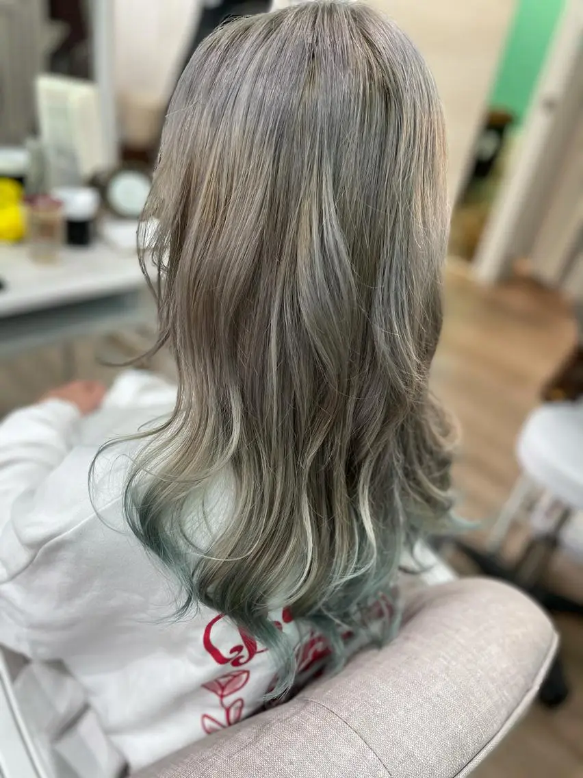 ロング ハイライト ヘアカラー トリートメント 🐆アンドウ チカコ🦓のヘアスタイル