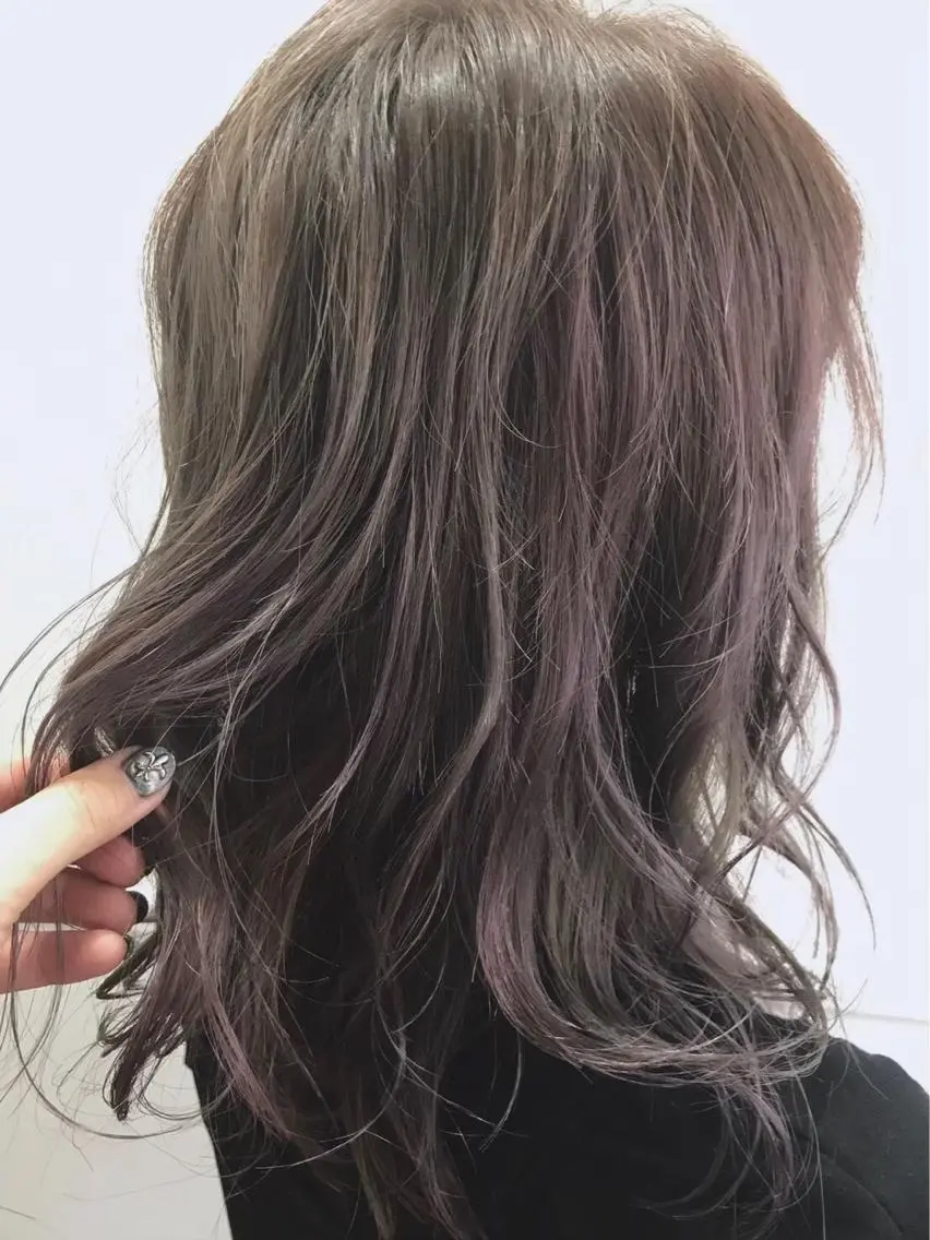 セミロング カラー グレージュ バイオレットカラー バイオレットグレージュ にった みずきのヘアスタイル