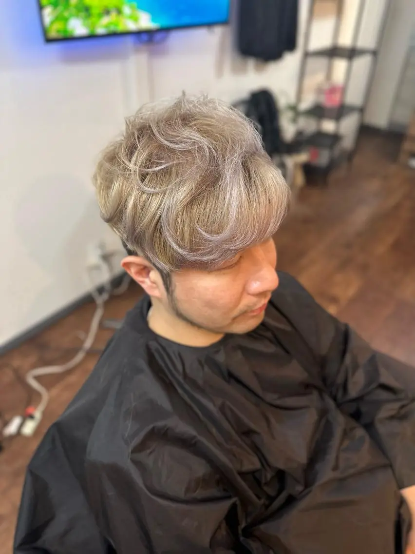 ミディアム カラー メンズ メンズハイトーン マッシュ ハイトーンカラー カット ヘアカラー トリートメント Luzir⭐︎ GEN⭐︎のヘアスタイル