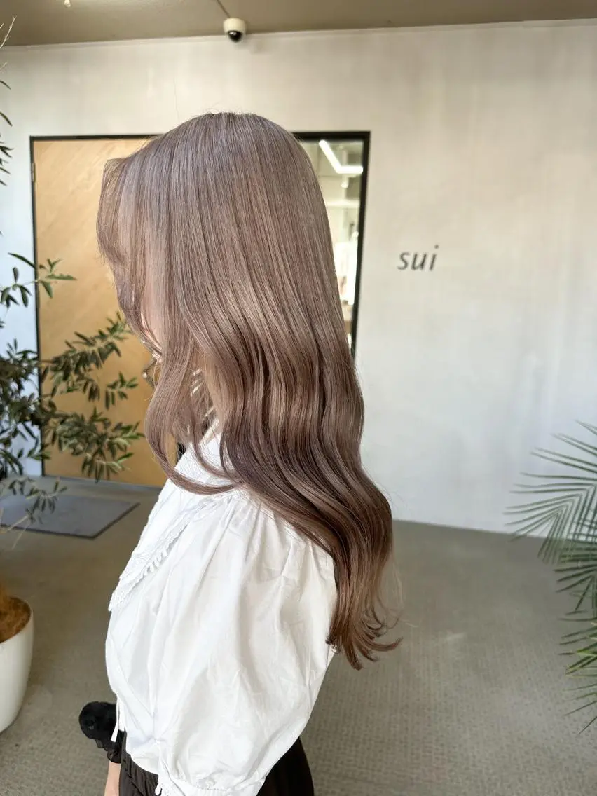ロング カラー ベージュカラー ブリーチ モカベージュ ヒラ マツのヘアスタイル