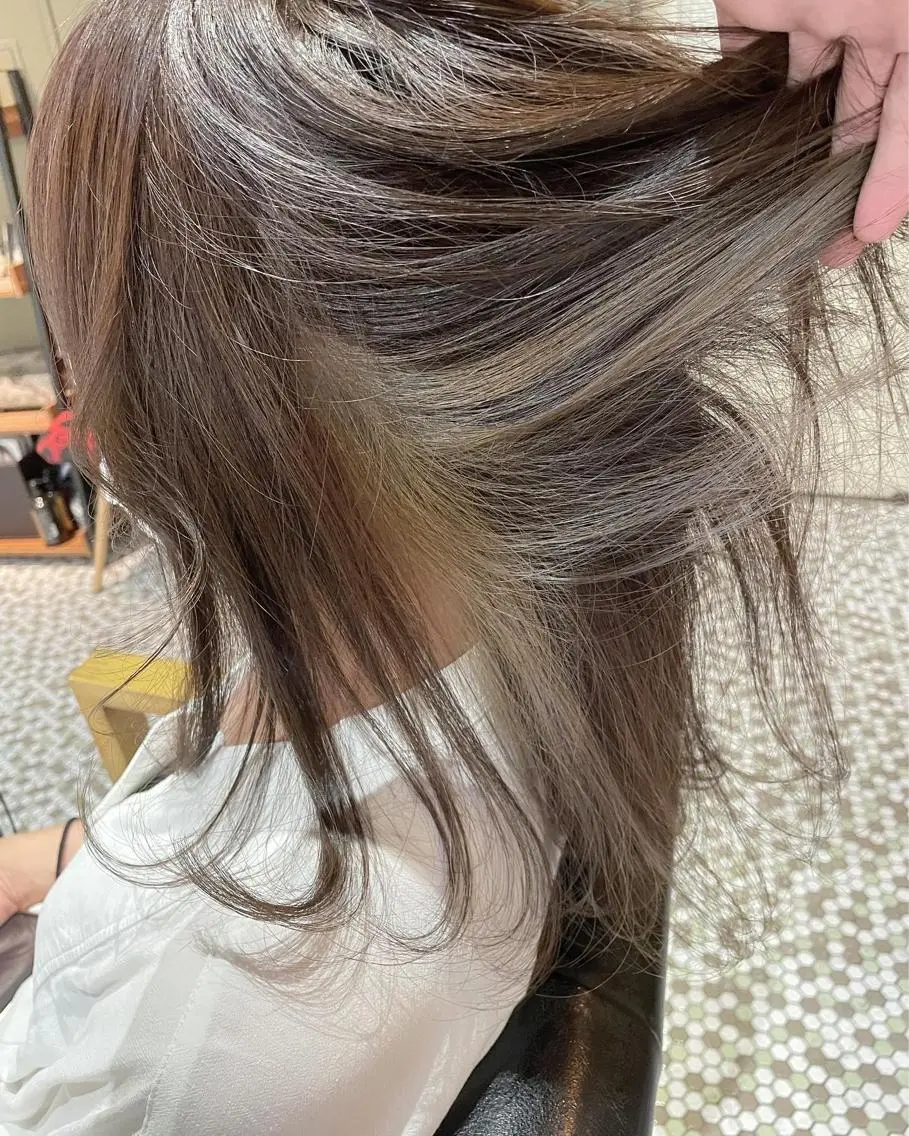セミロング カラー ベージュカラー インナーカラー 外ハネヘア トリートメント ヘアカラー Hiro ヒロのヘアスタイル