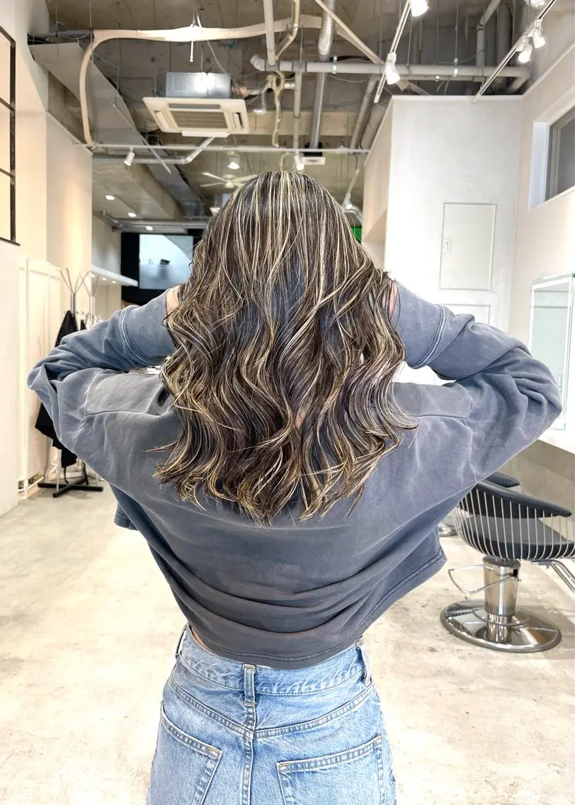 ロング カラー DEAN ISLA ハイトーンカラーのヘアスタイル