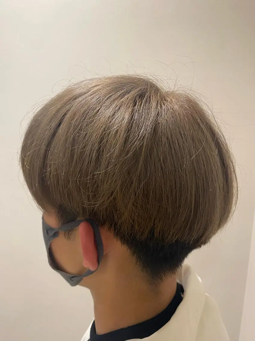 カラー メンズ ベージュカラー ミルクティーベージュ オカベ ショウマのヘアスタイル