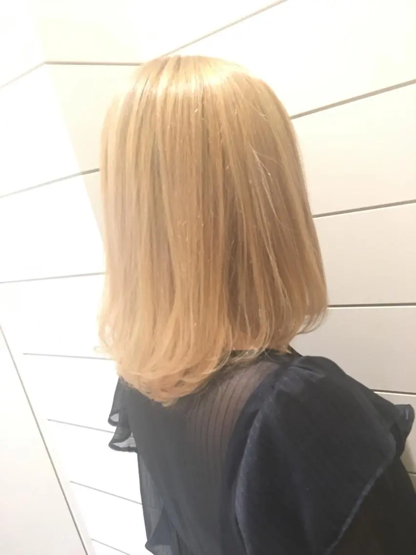 セミロング カラー ベージュカラー ホワイトベージュ 鍵山 千秋のヘアスタイル