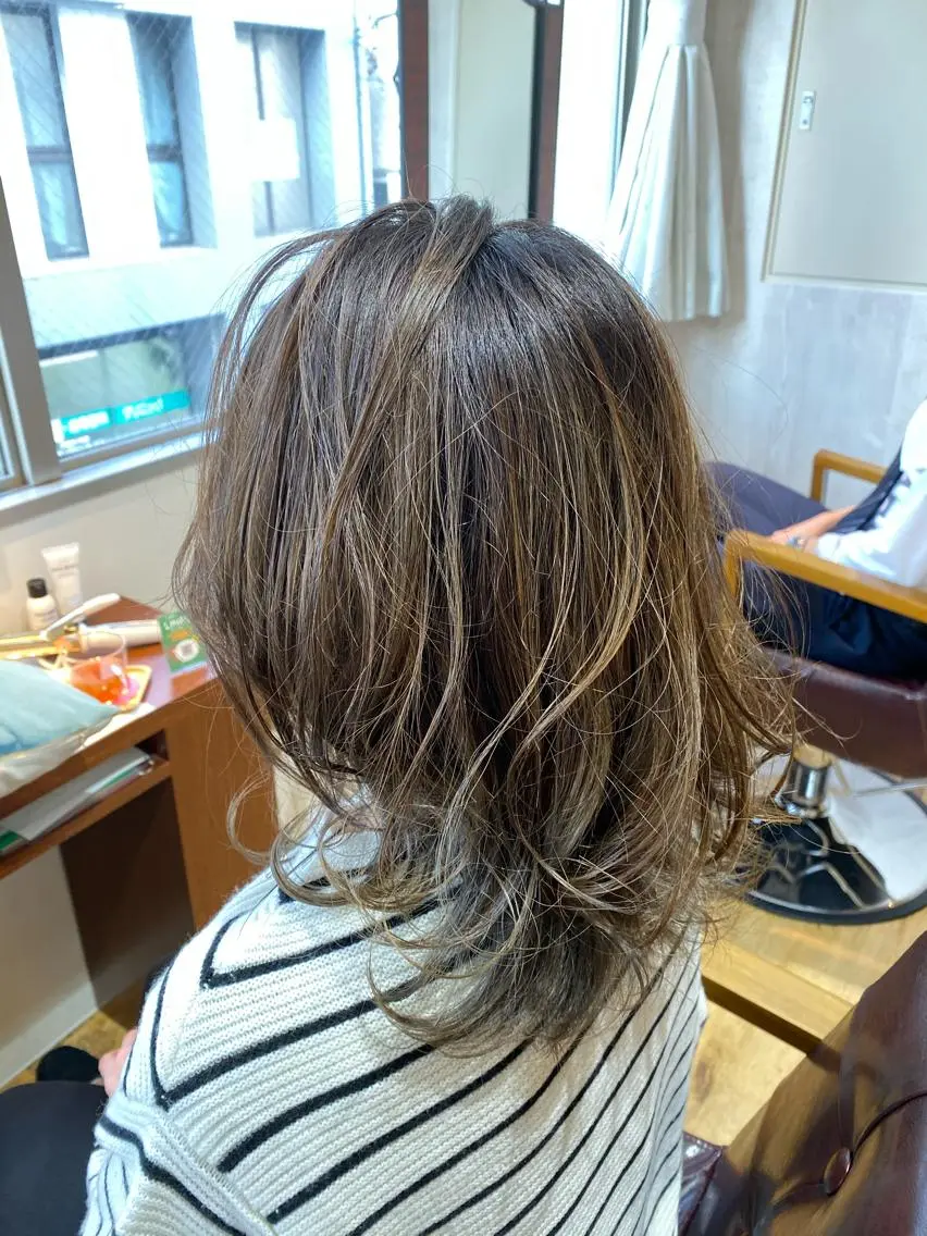 ミディアム カラー アッシュ バレイヤージュ ベージュカラー ハイライトカラー ハイライト カット ヘアカラー トリートメント Kazu .Kのヘアスタイル