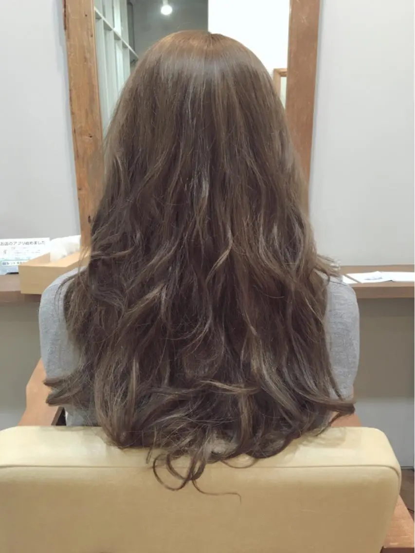 セミロング ロング カラー パーマ アッシュ グレージュ 【mokuオーナー】 ちはるのヘアスタイル