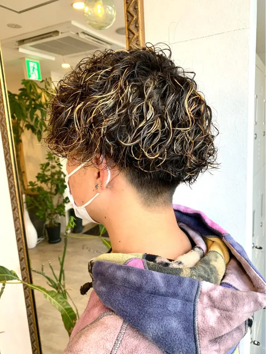 ショート カラー パーマ ヘアアレンジ メンズ メンズメッシュ メンズパーマ プードルパーマ メッシュ プードルパーマ メンズパーマ職人 加藤 弘貴のヘアスタイル